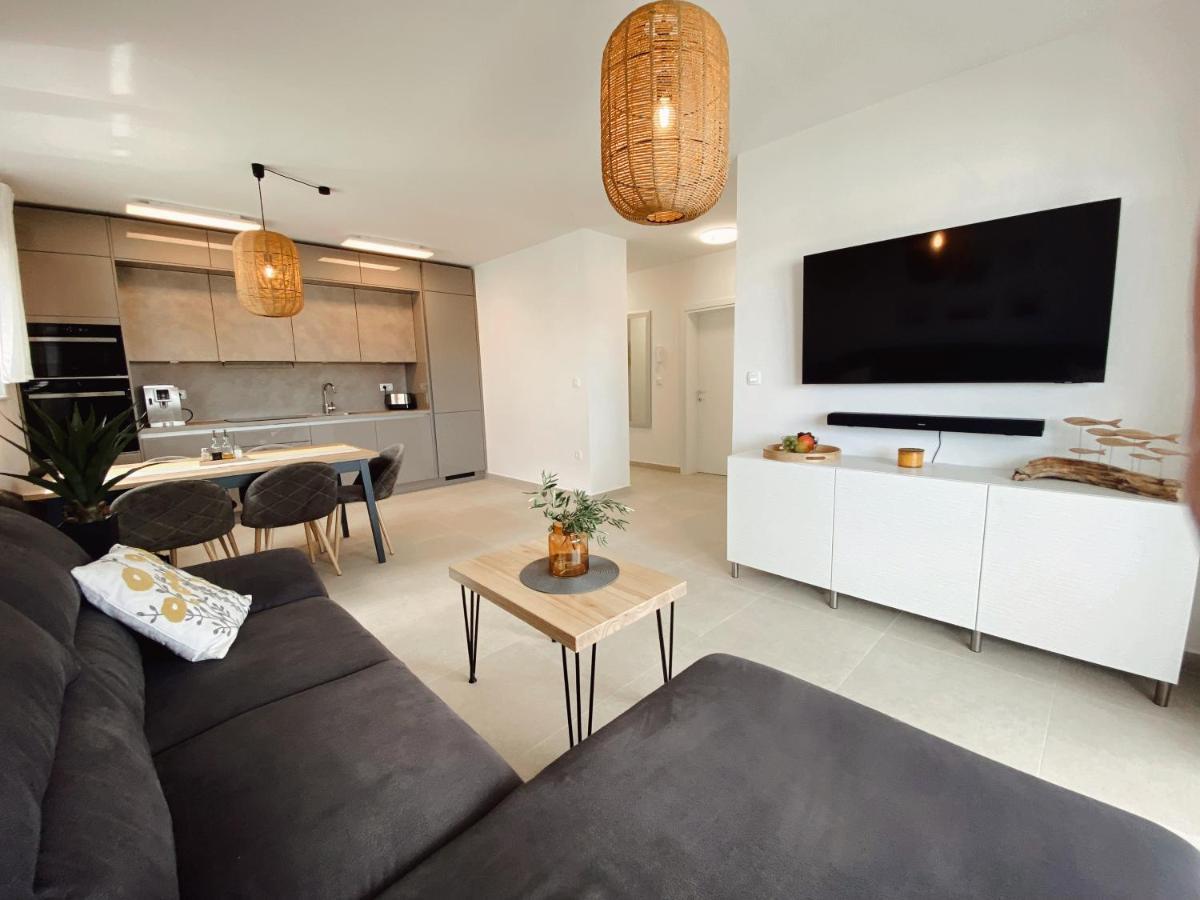 Apartment Agnes With 63 M2 Rooftop Terrace, Grill And Pool Okrug Gornji Eksteriør bilde